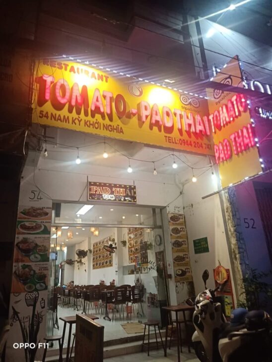 Nhà hàng Tomato – Pad Thai Tuyển 1 Nam phục vụ