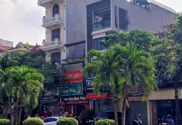 BÁN NHÀ TRUNG TÂM MỸ ĐÌNH NHÀ DẸP, DÂN XÂY, NGÕ THÔNG Ô TÔ SÁT NÁCH Tầng 1: Phòng khách,