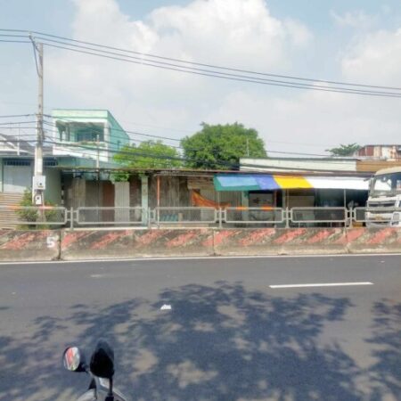 Bán 1461m2 đất mặt tiền Quốc Lộ 1A cách chợ Bình Chánh 500m, có 525m2 thổ, nở hậu, hướng Đông Nam Bán 1461m2 đất mặt tiền Quốc Lộ 1A cách chợ Bình Chánh 500m, có 525m2 thổ, nở hậu, hướng Đông Nam