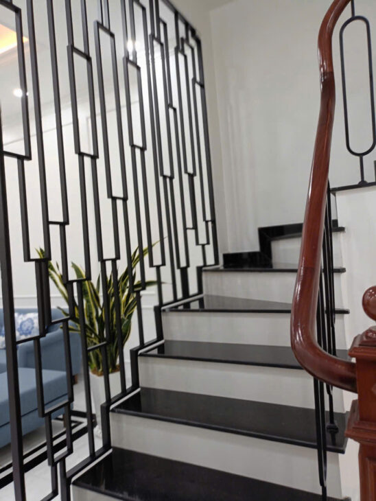 nhà Ngọc lâm. DT 46m nở hậu, nhà chủ trước làm salon tóc, vỉa hè oto tránh, 4 tầng, 4 ngủ sau