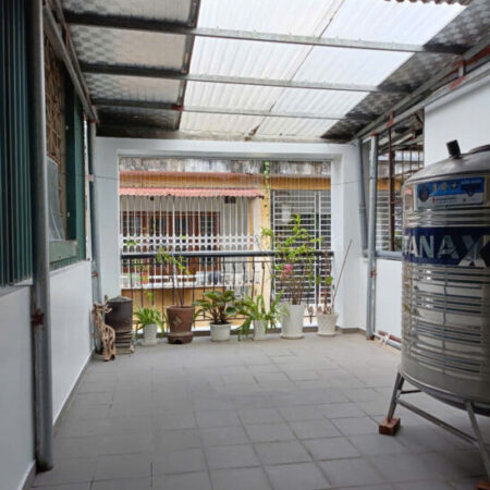 nhà Ngọc lâm. DT 46m nở hậu, nhà chủ trước làm salon tóc, vỉa hè oto tránh, 4 tầng, 4 ngủ sau