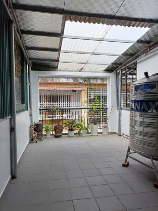 nhà Ngọc lâm. DT 46m nở hậu, nhà chủ trước làm salon tóc, vỉa hè oto tránh, 4 tầng, 4 ngủ sau