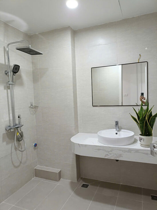 nhà Ngọc lâm. DT 46m nở hậu, nhà chủ trước làm salon tóc, vỉa hè oto tránh, 4 tầng, 4 ngủ sau