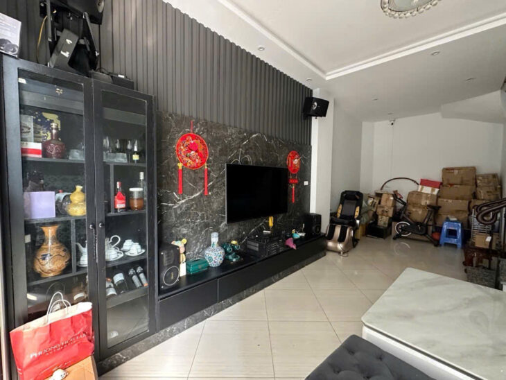 CĂN NHÀ TRUNG TÂM NGỌC THUỴ – NGÕ OTO ĐỖ CỔNG – CHỦ NHÀ TẶNG LẠI ĐỒ GẮN TƯỜNG