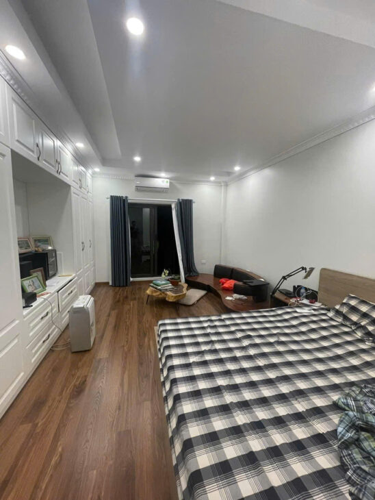 Bán nhà Cầu Giấy MỚI, Ở NGAY 40mx5 tầng, ba gác tránh, gần Ô tô 8.6 tỷ.