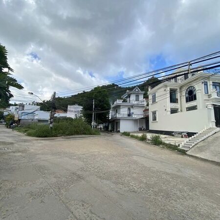 Bán nhà thiết kết hiện đại mới xây xong gần Khu Du Lịch Tắm Bùn Tháp Bà, Ngô Đến.????Giá:2ty800