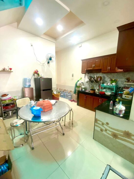 NHÀ 2 TẦNG ĐẸP – HẺM XE HƠI 5M – SAU LƯNG SIÊU THỊ METRO. QUA GÒ VẤP 30s.