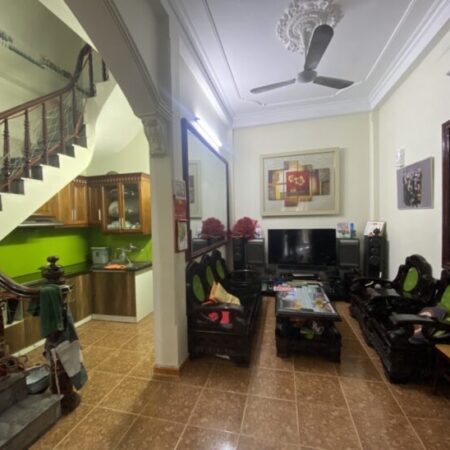 siêu pmăt ẩm nhà 3 tầng rôn gj 50m2 , mặt tiền khủng 5,5m chỉ nhỉnh 11 đ. vị trí cực đẹp , trung