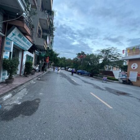 SIÊU HIẾM -BÁN ĐẤT TẶNG NHÀ CẤP 4- MẶT PHỐ GIA QUẤT –KINH DOANH SẦM UẤT 65M2 8 TỶ