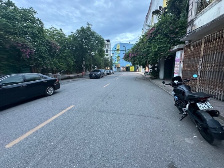 SIÊU HIẾM -BÁN ĐẤT TẶNG NHÀ CẤP 4- MẶT PHỐ GIA QUẤT –KINH DOANH SẦM UẤT 65M2 8 TỶ