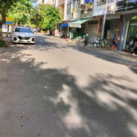 Cần bán gấp nhà mặt phố Trần Hưng Đạo TP Thái Bình, nhà 2 tầng, diện tích 76,5m2, gias10 tỷ