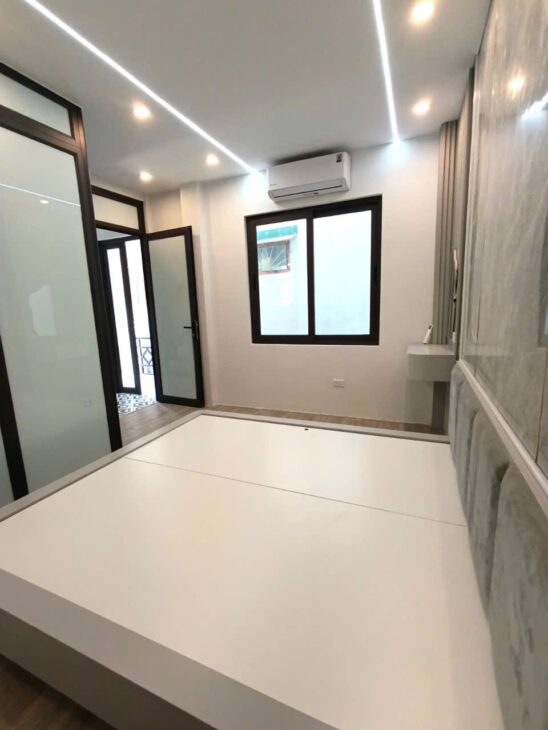 Căn nhà 6 phòng ngủ, mặt tiền siêu rộng, gần phố 30m – Mỗi phòng đều có ban công, thiết kế nở hậu.