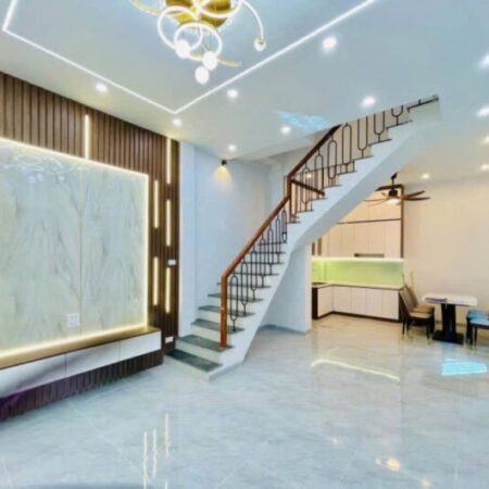 Mặt tiền rộng rãi, cách phố chỉ 30m – Nhà 6 phòng ngủ, mỗi phòng đều có ban công và thiết kế nở hậu.
