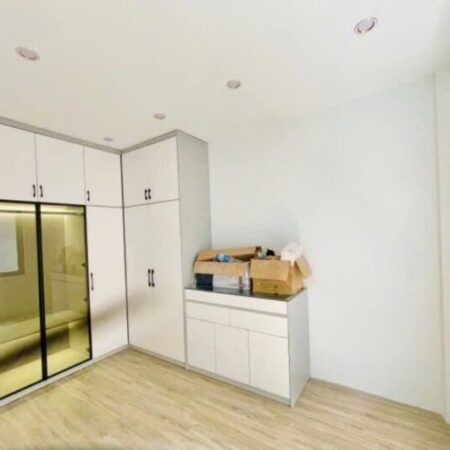 Nhà phố mặt tiền siêu rộng, chỉ 30m đến đường lớn – 6 phòng ngủ với ban công, nở hậu. Nhà phố mặt tiền siêu rộng, chỉ 30m đến đường lớn – 6 phòng ngủ với ban công, nở hậu.