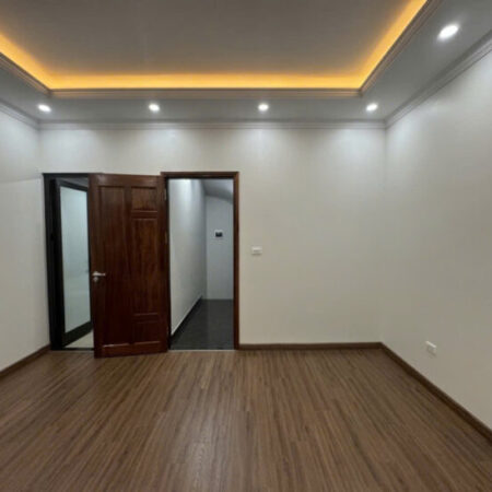 Bán nhà xinh Ngọc Lâm 36m2 thang máy– nhỉnh 10 tỷ– ô tô vào nhà- kinh doanh sầm uất.