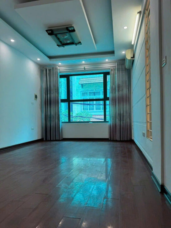 Bán nhà Nghi Tàm, Tây Hồ; sổ đẹp 42m2; MT 4.5m, giá 7.9 tỷ.