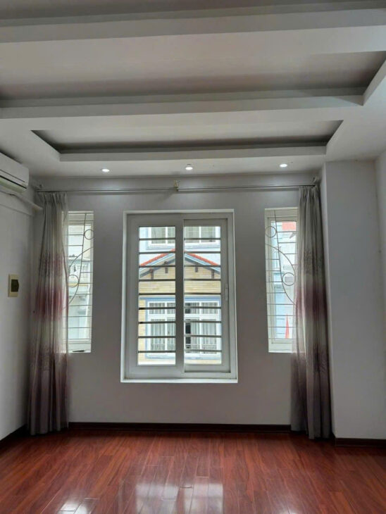 Bán nhà Nghi Tàm, Tây Hồ; sổ đẹp 42m2; MT 4.5m, giá 7.9 tỷ.