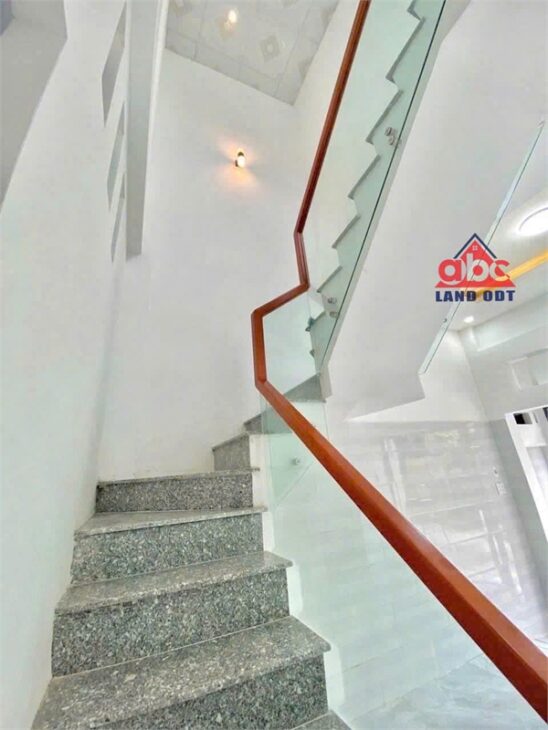 NP992 nhà thiết kế 1 trệt 1 lầu, mặt đường kinh doanh thuận lợi. khu đông dân cư