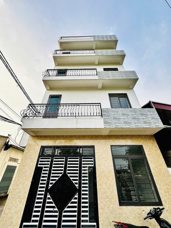 Tìm đâu 1 căn nhà đẹp hơn 2 mặt tiền rộng rãi căn góc 5 tầng xây mới ô tô đỗ cửa ngõ to thoáng KV