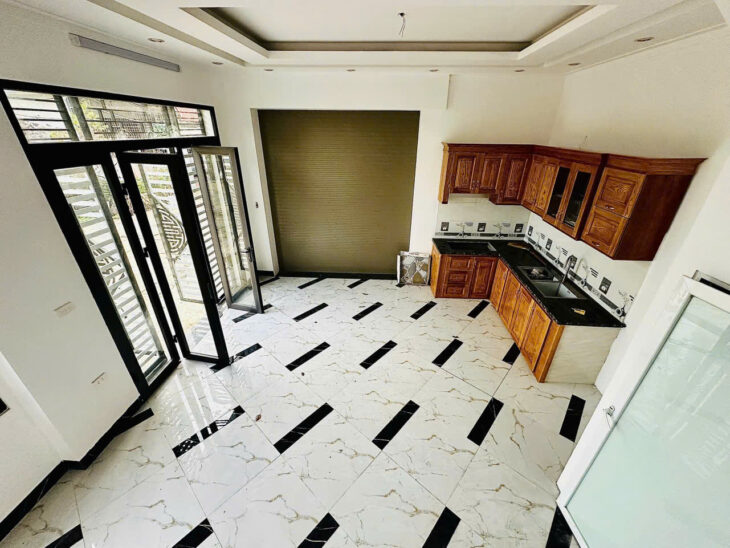 Tìm đâu 1 căn nhà đẹp hơn 2 mặt tiền rộng rãi căn góc 5 tầng xây mới ô tô đỗ cửa ngõ to thoáng KV