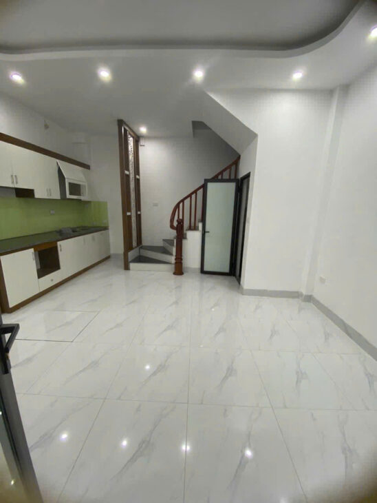 Nhà đẹp giá tốt mặt tiền 5m rộng rãi 5 tầng xây mới cách đường quốc lộ 15m đi vào Ngay mặt phố