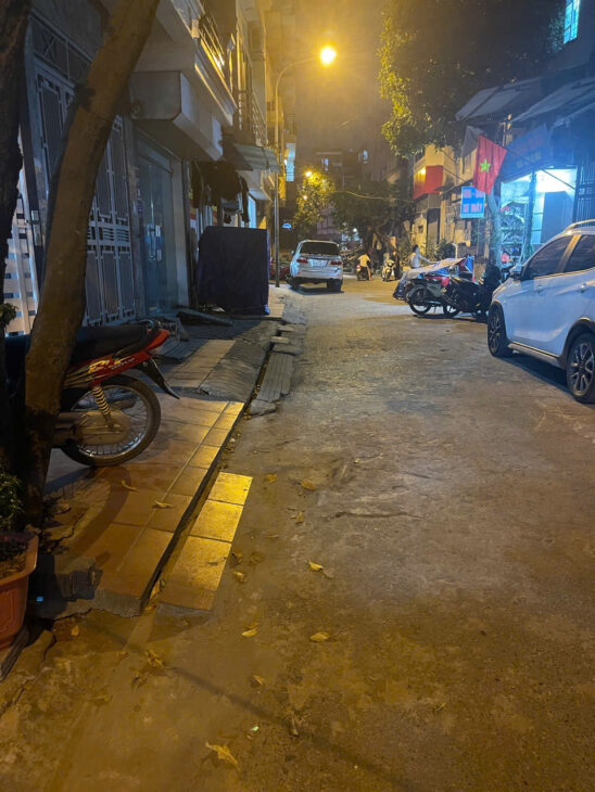 hơn 11 T xíu có ngay nhà mới 5 tầng , thang máy xịn xò , nhà lô góc 3 thoáng vĩnh viễn , 2 mặt