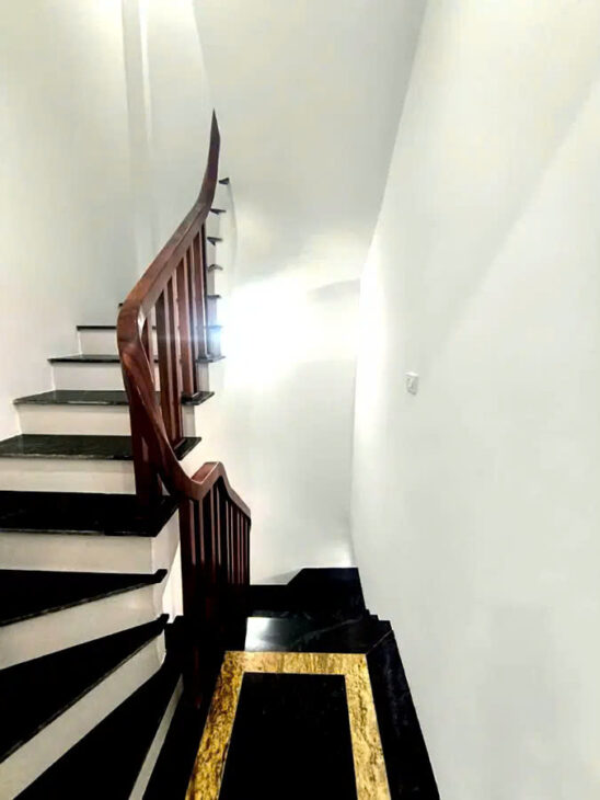 BÁN NHÀ MỚI PHỐ THẠCH BÀN- LONG BIÊN,32M2, 5 TẦNG, MẶT TIỀN 3.8M, 5.8 TỶ.Ô TÔ 4 CHỖ ĐỖ CỬA.