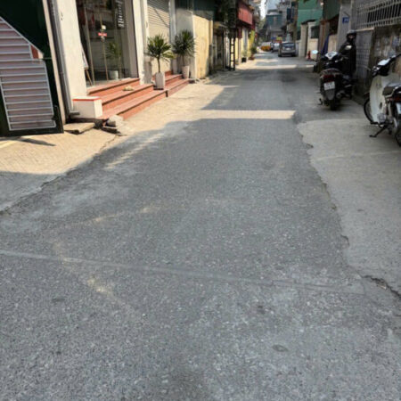 BÁN ĐẤT TẶNG NHÀ CẤP 4 CÒN MỚI CÓ GÁC XÉP -NGÕ OTO TẢI- GẦN ĐƯỜNG LỚN.