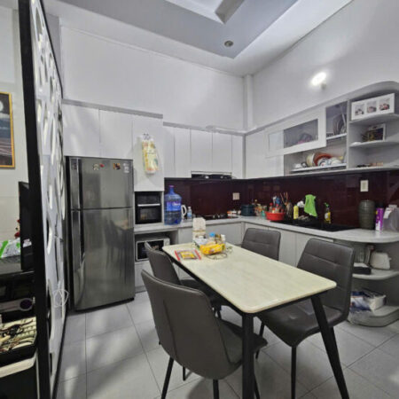 Bán Nhà Trung Tâm thành phố, đường Phương Sài, hẻm xe máy giá 1.7 tỷ.