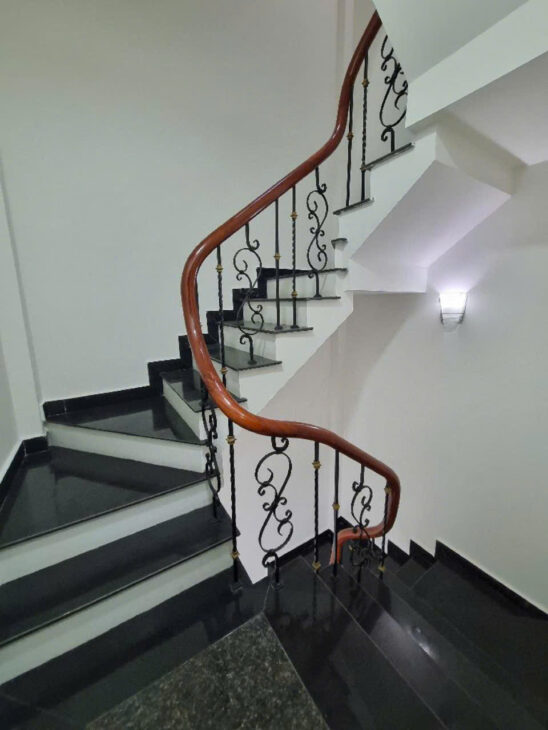 CHỦ NHÀ CẦN BÁN GẤP CĂN NHÀ TẠI NGỌC THUỴ LONG BIÊN. 30M, 5 TẦNG, MẶT TIỀN 4,1M. GIÁ NHỈNH 5