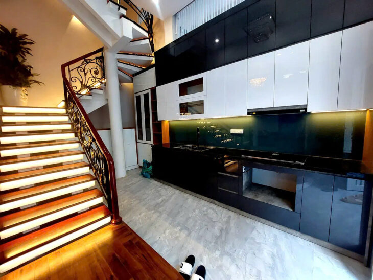 NHÀ MỚI- NỘI THẤT CƠ BẢN PHỐ VIP HỒNG TIẾN 40M2, 5 TẦNG, 8.,2 TỶ. LONG BIÊN.