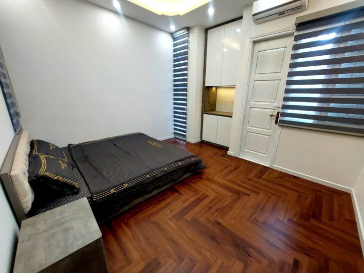NHÀ MỚI- NỘI THẤT CƠ BẢN PHỐ VIP HỒNG TIẾN 40M2, 5 TẦNG, 8.,2 TỶ. LONG BIÊN.