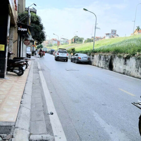 CẦN BÁN GẤP – ĐÁT- NGỌC THUỴ – LONG BIÊN 50M. THÔNG SỐ ĐEP, Ô TÔ VÀO ĐẤT, 20M RA ĐƯỜNG LỚN. GÀN