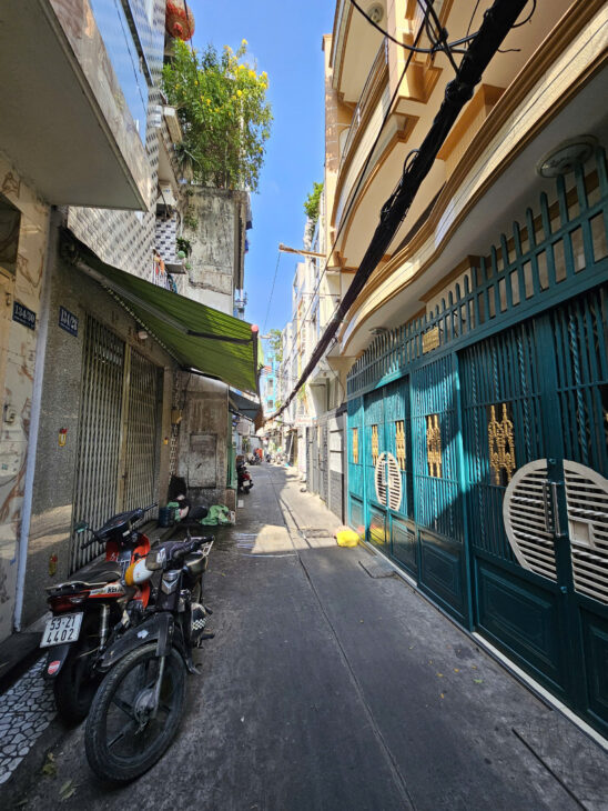 Sát mặt tiền Q4 Ngang 3.2 Dài 12 m nở hậu 3.6 m 2 TẤM CÓ 4 TỶ