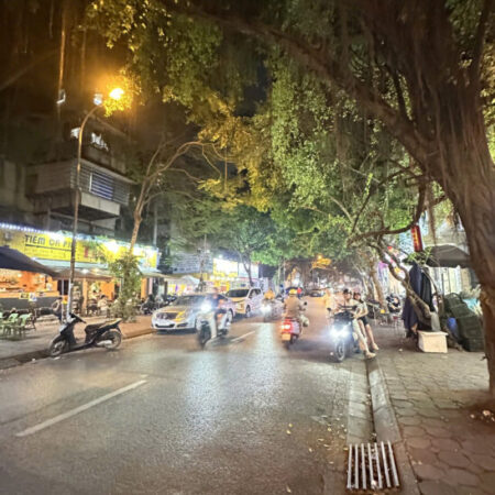 NHÀ ĐẸP – CẠNH PHỐ – NGÕ THÔNG ÔTÔ – 4 TẦNG, 25M2 – GẦN HỒ VÀ CHỢ – NHỈNH 8.3 TỶ