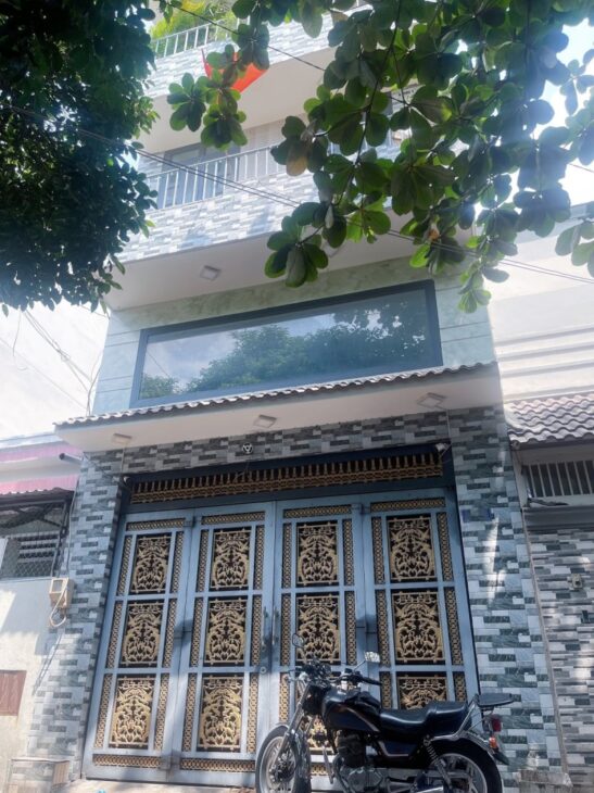 Nhà PHẠM VĂN ĐỒNG, giáp BÌNH THẠNH, kinh doanh 5m x 12m ô tô vào nhà