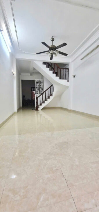 Dành cho bác nào thích nhà dân xây, xe ô tô chạy thông! Bán nhà Ngọc Lâm, gần cầu Chương Dương,