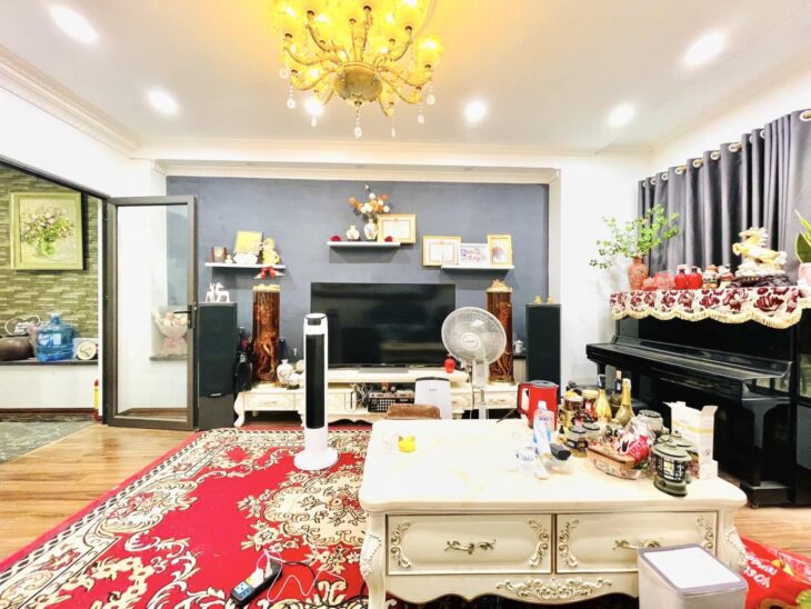 Phòng khách ngày Tết của bạn thực sự ấn tượng! Bán nhà Nguyễn Sơn, gara, thang máy, 60m2, 12.8 tỷ