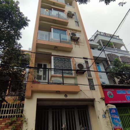 Không gian rộng rãi, ánh sáng tự nhiên tràn ngập và thiết kế hiện đại, ngôi nhà này là sự lựa chọn