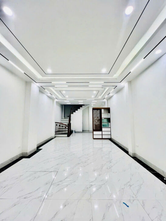 Nhà to đẹp mới có nội thất cơ bản, chính chủ bán nhà Nguyễn Văn Cừ, gần bãi ô tô, 52m2, 8.8 tỷ