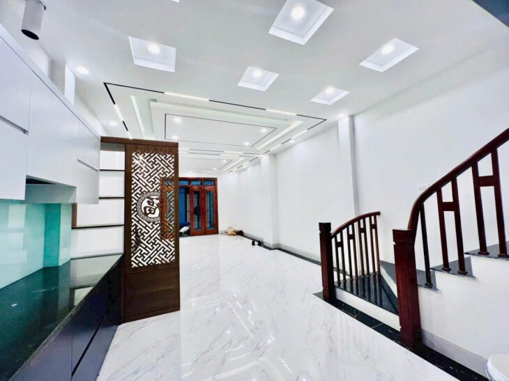 Nhà to đẹp mới có nội thất cơ bản, chính chủ bán nhà Nguyễn Văn Cừ, gần bãi ô tô, 52m2, 8.8 tỷ