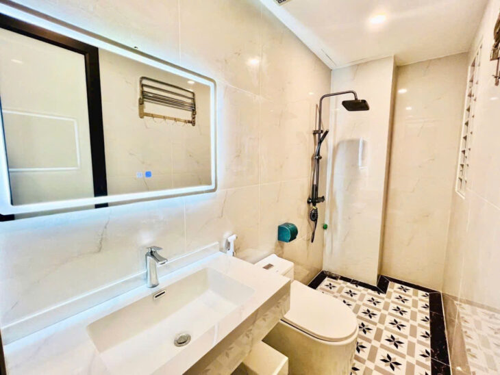 Nhà to đẹp mới có nội thất cơ bản, chính chủ bán nhà Nguyễn Văn Cừ, gần bãi ô tô, 52m2, 8.8 tỷ