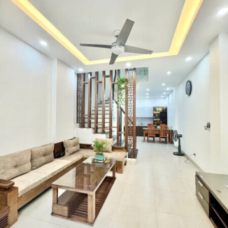 Kẹt tiền nên chính chủ bán nhà Nguyễn Văn Cừ, gần trường tiểu học Gia Thuỵ, ô tô qua, 47m2, 10.7 tỷ