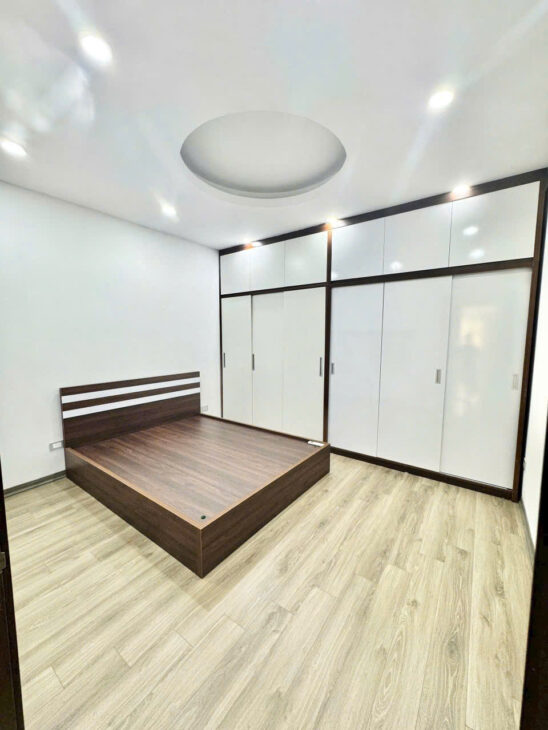 Kẹt tiền nên chính chủ bán nhà Nguyễn Văn Cừ, gần trường tiểu học Gia Thuỵ, ô tô qua, 47m2, 10.7 tỷ