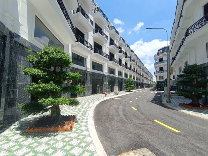 Bán nhà hẻm xe hơi quận 12, sổ hồng, 4.95 tỷ, 5 lầu vào ở ngay.