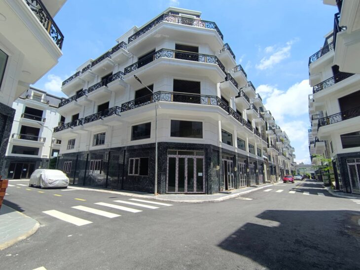 Bán nhà hẻm xe hơi quận 12, sổ hồng, 4.95 tỷ, 5 lầu vào ở ngay.