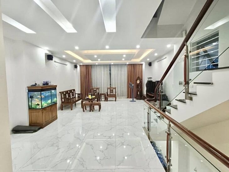 OAI NHẤT NGÕ! Nhà trên mặt ngõ phố Việt Hưng, cả dãy mỗi nhà mình mặt tiền 5m có gara ô tô, 52m2,