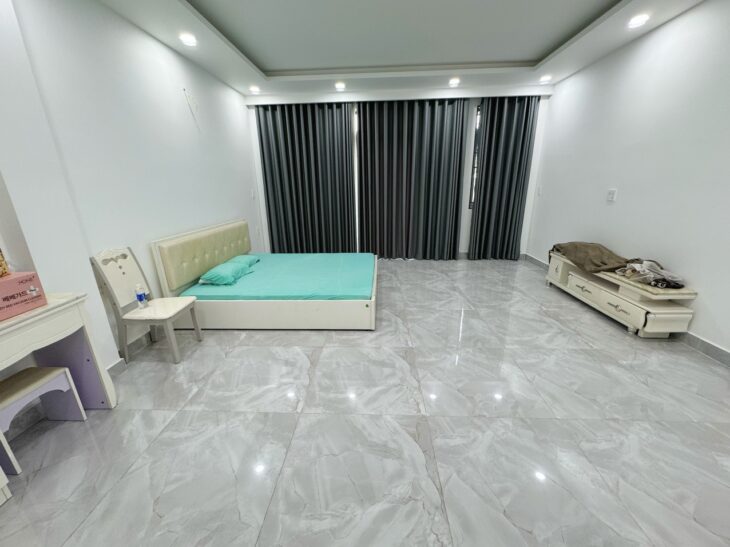 NHÀ PHỐ HẺM XE HƠI THÔNG