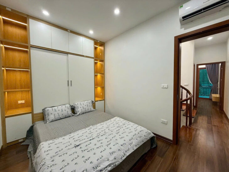 Nhà Đẹp Hồng Tiến ở ngay, Ô TÔ ĐỖ CỬA- THIẾT KẾ HIỆN ĐẠI- FULL NỘI THẤT- CHỦ Ở RẤT CÓ LỘC- BÁN