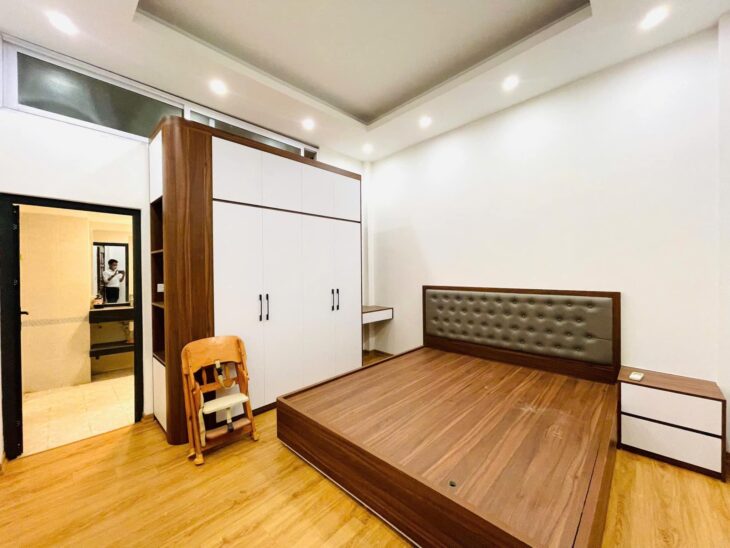 CHỦ NHÀ CẦN BÁN GẤP NHÀ ĐÊ LA THÀNH DT 39 -6 TẦNG -MT 5.4 GIÁ ;15 tỷ Ba Đình